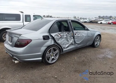 2012 Mercedes-Benz C 63 Amg из США, поврежденный, VIN WDDGF7HB3CA627176